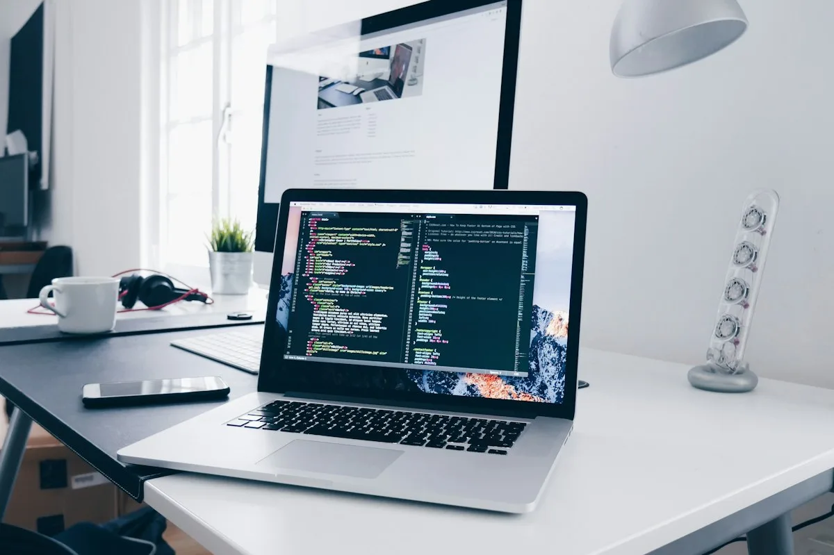 Разработчик работает над проектом